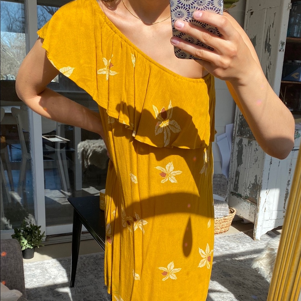 Yellow one-shoulder floral short dress